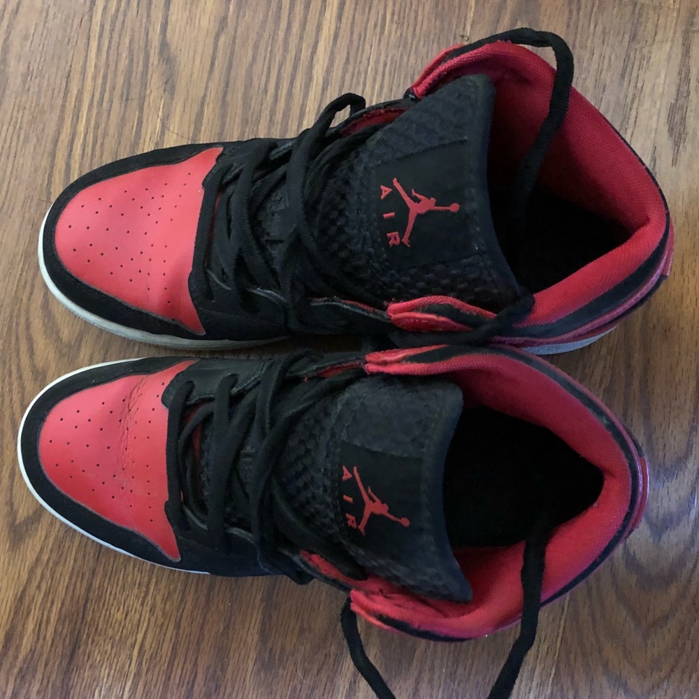 Red and Black Jordan’s size 6 in boys.